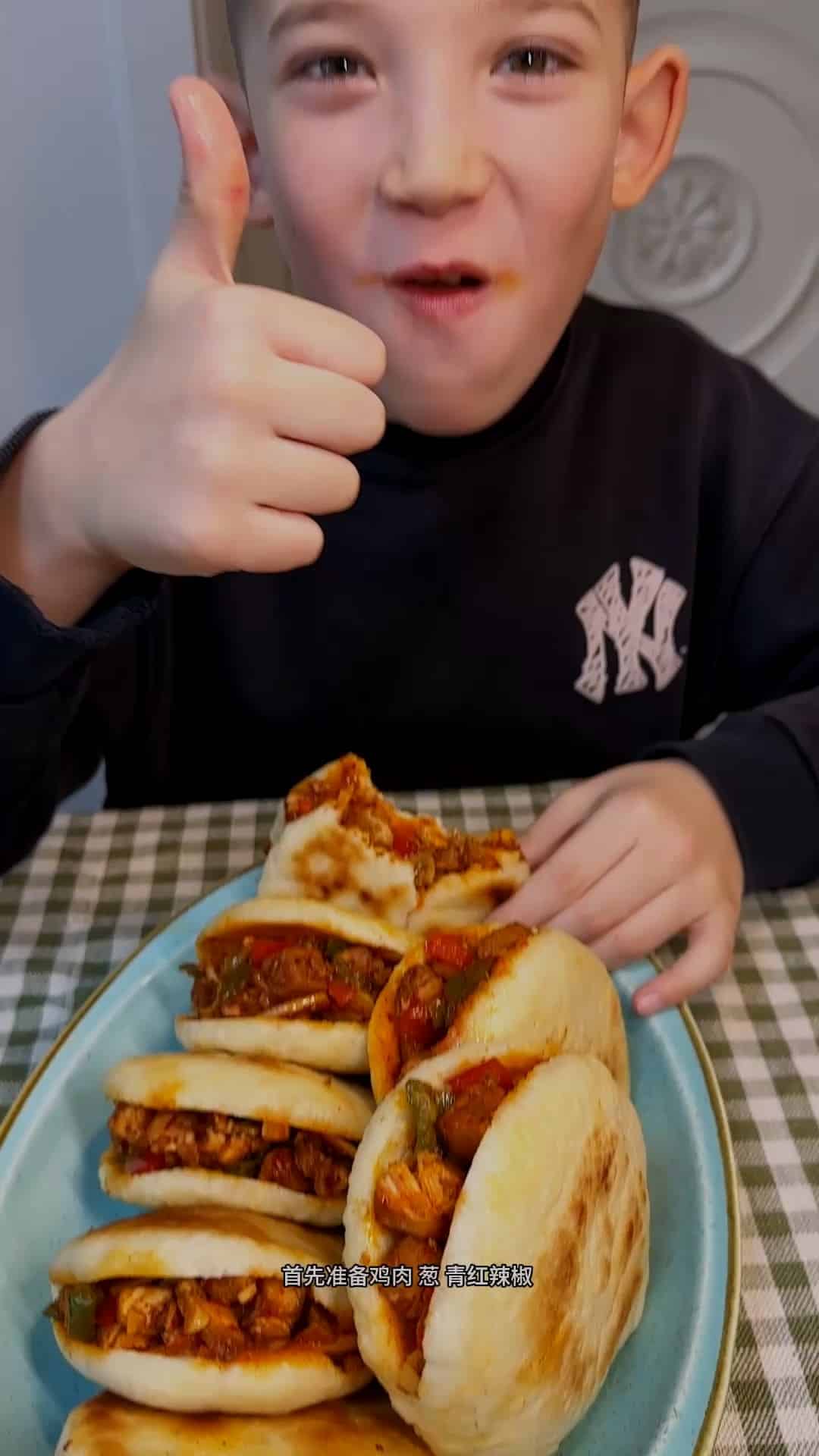 小孩子吃肉夹馍 mp4 20250711 225855 844