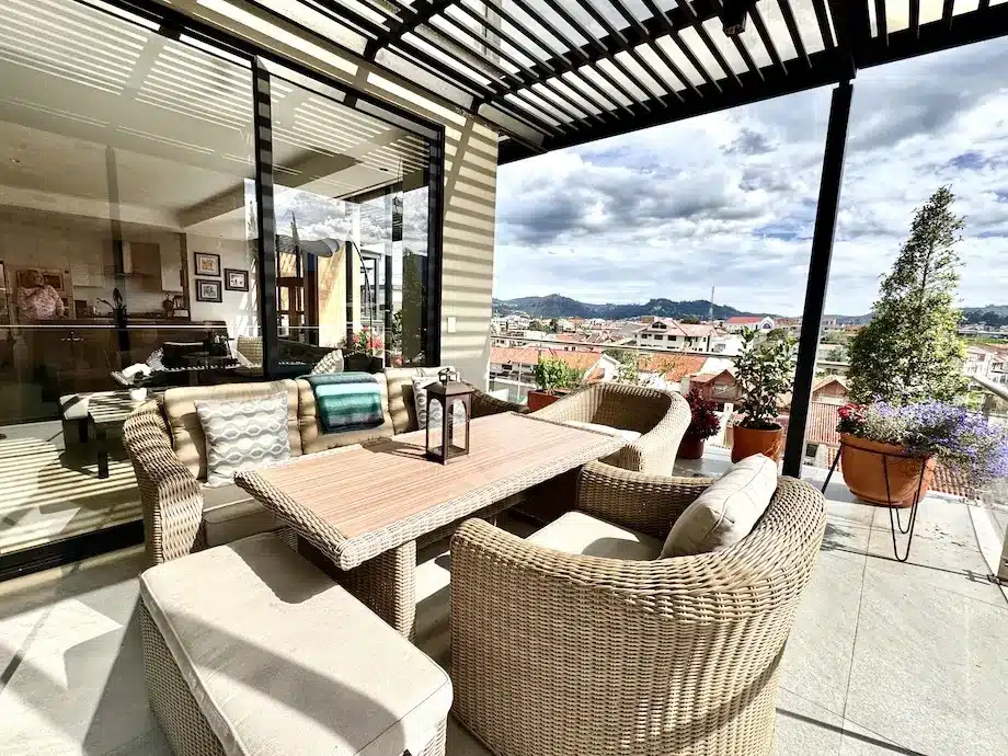6 Outdoor dining room